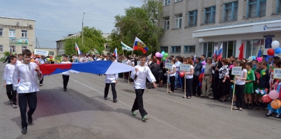 Флаг+России+впереди+шествия